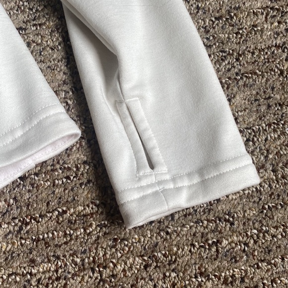 Cream/White Northface crewneck - Picture 3 of 4